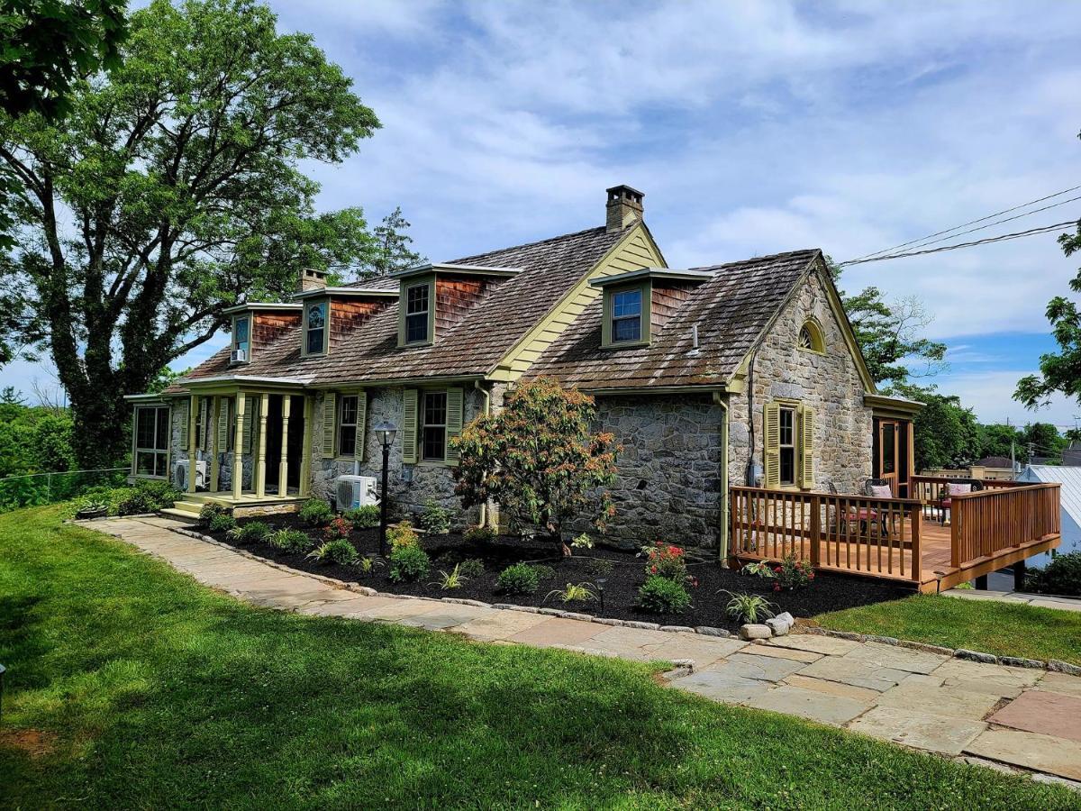 Downingtown Manor - 1900S Farmhouse With Creek Views エクステリア 写真