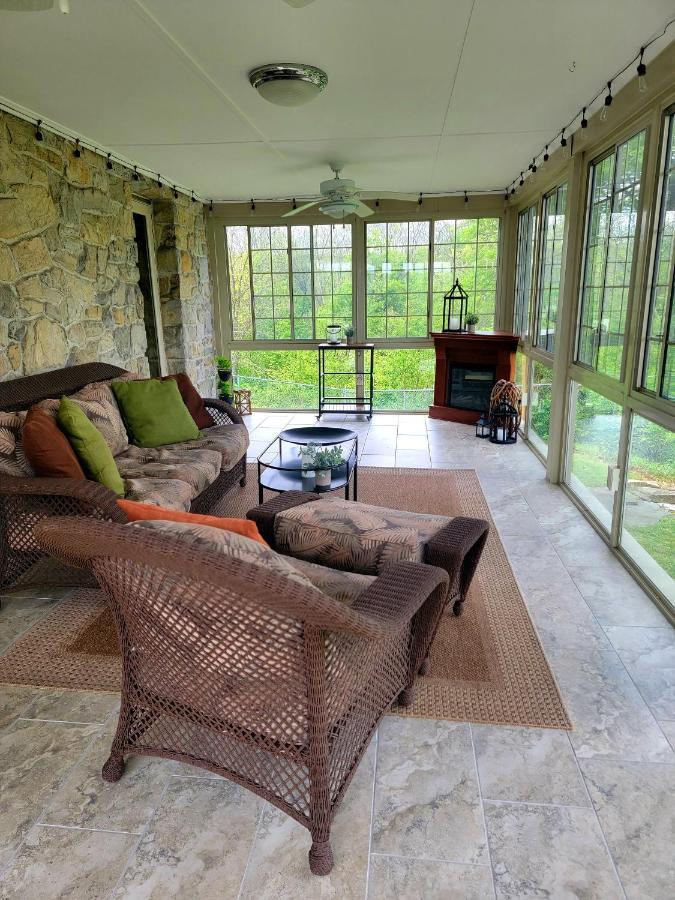 Downingtown Manor - 1900S Farmhouse With Creek Views エクステリア 写真