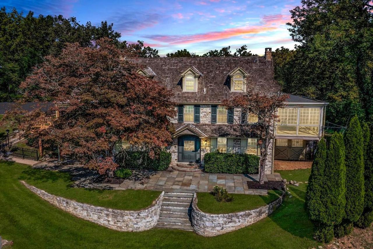 Downingtown Manor - 1900S Farmhouse With Creek Views エクステリア 写真