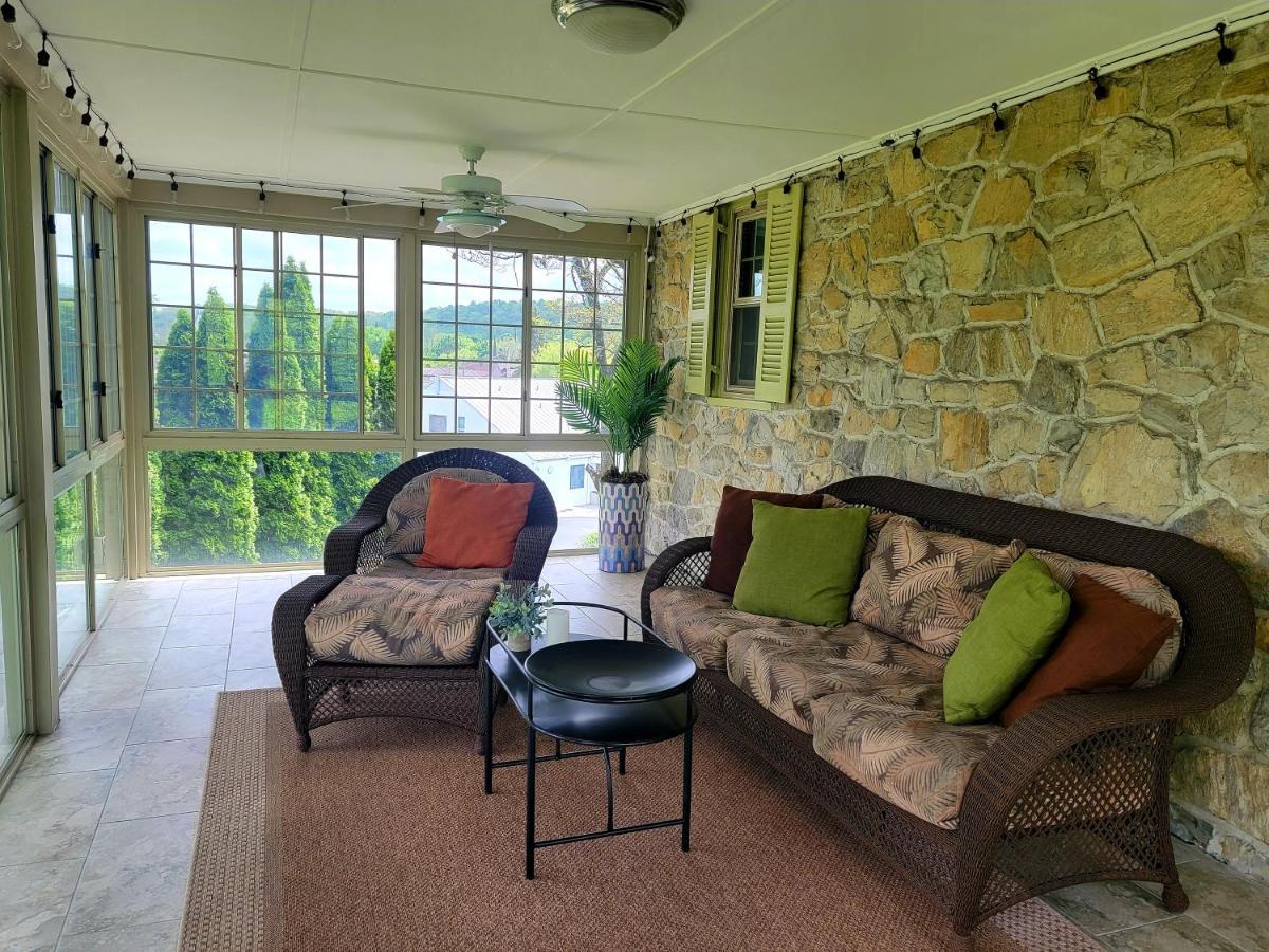Downingtown Manor - 1900S Farmhouse With Creek Views エクステリア 写真